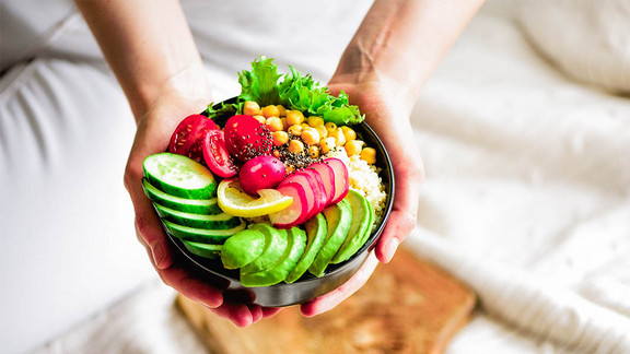 Um im stressigen Alltag nicht hochverarbeiteten Snacks und Gerichten zu verfallen, hilft es, Mahlzeiten bereits am Vortrag vorzubreiten. Foodbowls eignen sich ideal fürs Meal Prepping