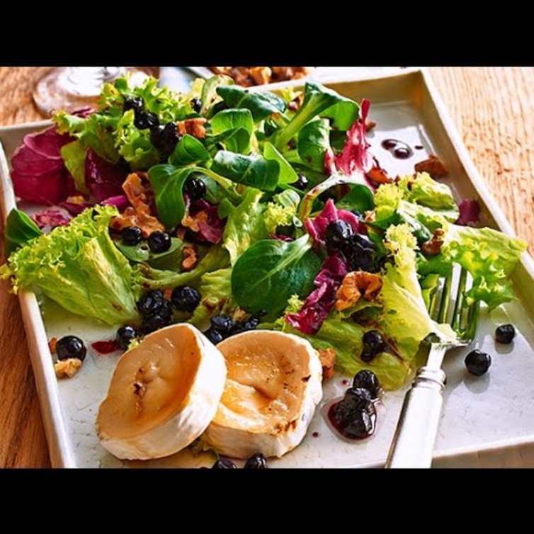 Salat mit Heidelbeer-Kokos-Vinaigrette & Ziegenkäse | eismann Rezepte aus dem Magalog 2017 Salat mit Heidelbeer-Kokos-Vinaigrette und Ziegenkäse