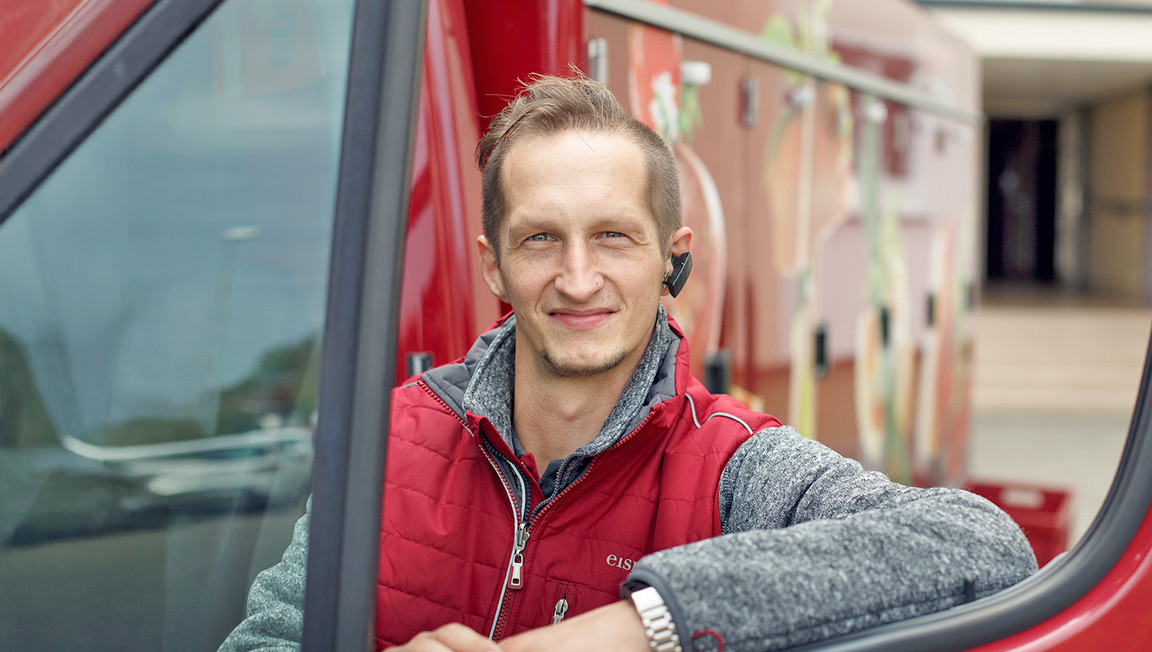 Eismann Heine vor seinem LKW Eismann Heine vor seinem LKW