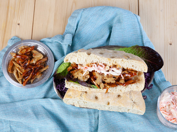 Fladenbrot mit Pulled Chicken und weiteren Leckereien Fladenbrot mit Pulled Chicken und weiteren Leckereien