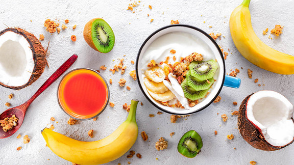 Ballaststoffe z. B. aus Obst und fermentierte Lebensmittel wie z. B. Joghurt können unsere Verdauung anregen. Ballaststoffe und fermentierte Lebensmittel können helfen, die Verdauung anzuregen.