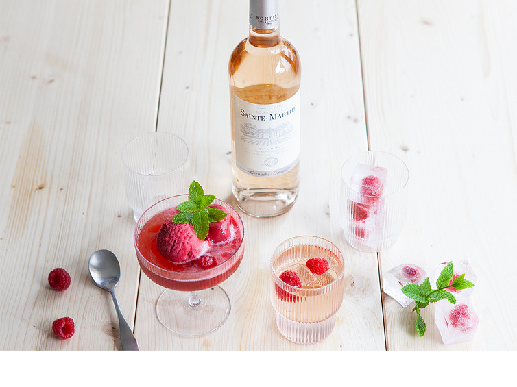 Französisch genießen mit Rosé und Himbeeren Französisch genießen mit Rosé und Himbeeren