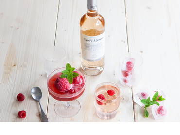 Französisch genießen mit Rosé und Himbeeren Französisch genießen mit Rosé und Himbeeren