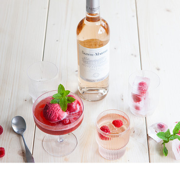 Französisch genießen mit Rosé und Himbeeren Französisch genießen mit Rosé und Himbeeren