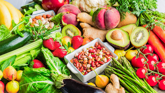 Wer mehr basische Lebensmitteln in seine Ernährung integrieren will, kann mit unverarbeiteten pflanzlichen Produkten nicht viel falsch machen. Pflanzliche Lebensmittel sind oft basisch