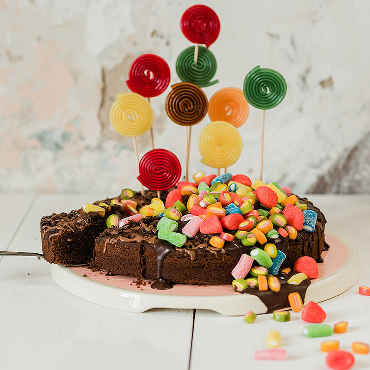 Schokokuchen mit bunten Gummischnecken Schokokuchen mit bunten Gummischnecken