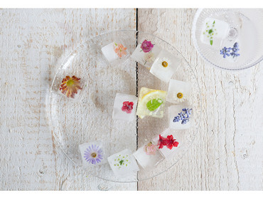 Eiswürfel mit Blüten